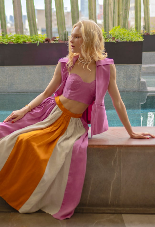 Top, chaleco y falda