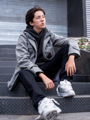 Abrigo con cierre y aletilla con botones