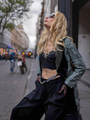 Abrigo de lana con estoperoles en solapa