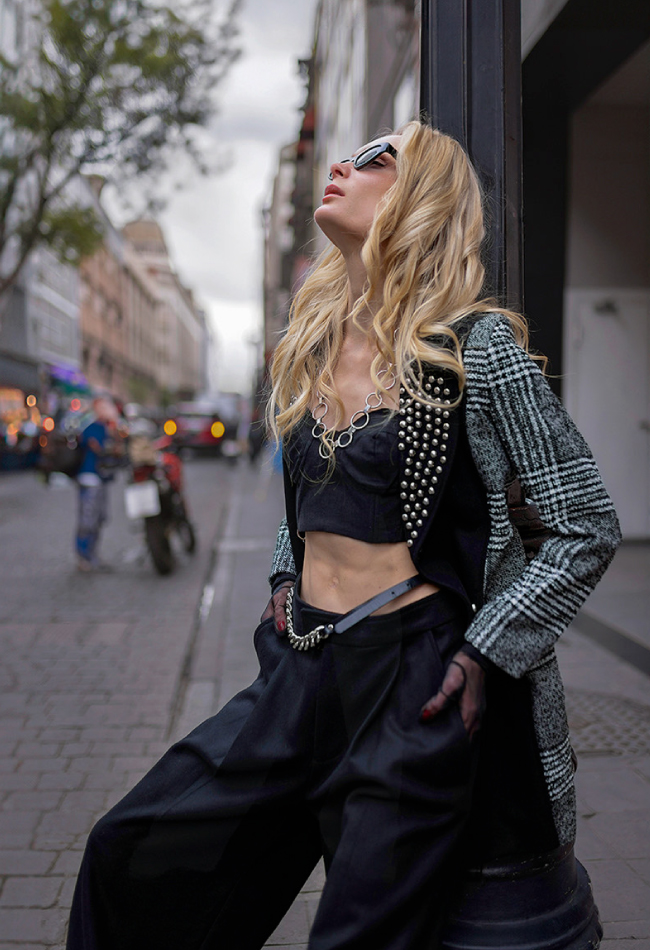 Abrigo de lana con estoperoles en solapa