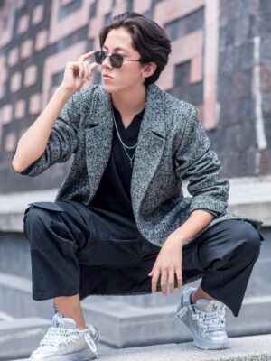 Abrigo de lana con solapa y botones al frente